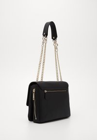 Borsa a spalla nera in pelle con tracolla a catena, dotata di tasca frontale con zip e chiusura a patta. Texture liscia, design minimale.