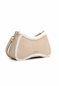 Borsa beige con un morbido bordo in pelliccia artificiale testurizzata. Presenta una forma curva e una hardware dorata. Design compatto con una tracolla staccabile.
