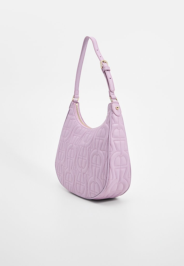 Weiche, gepolsterte Schultertasche aus lila Leder mit einem verstellbaren Tragegurt, verziert mit tonalem Faden und einem Reißverschluss. Akzente in goldfarbenem Metall.