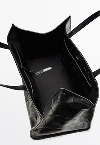 Borsa a mano in pelle nera con texture a coccodrillo, apertura superiore, due manici e cinturino interno con chiusura a scatto.