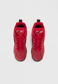 Rote Sportschuhe aus synthetischem Material mit Schnürdesign, gepolstertem Kragen und Gummisohle. "Flight"-Logo auf der Zunge.