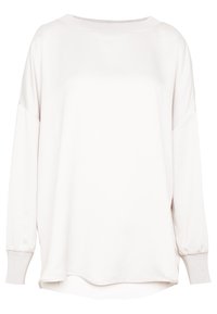 Blusa blanca de manga larga holgada con escote barco y puños anchos acanalados en las mangas.