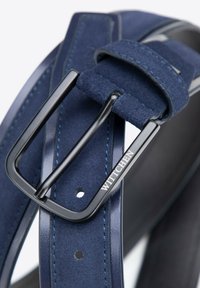 Navyblauer Gürtel aus Wildleder und Leder, mit einer schwarzen metallicschnalle, auf der der Markenname "WITTCHEN" eingraviert ist, sowie sichtbaren Nähten.