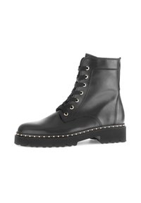 Sorte lær ankle boots med snøring, rund tå, detaljer i gull og en tykk plattformsåle med nagledetaljer.