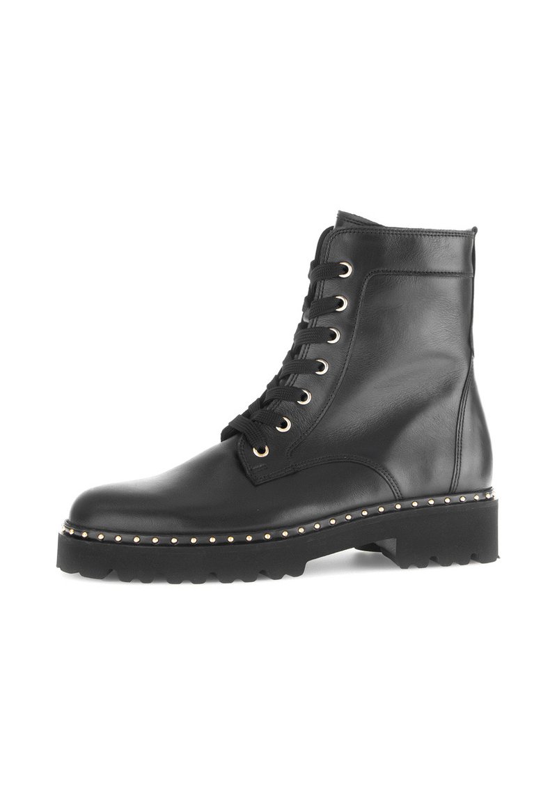 Sorte lær ankle boots med snøring, rund tå, detaljer i gull og en tykk plattformsåle med nagledetaljer.