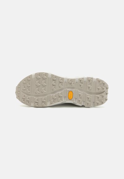 Gaiši pelēks gumijas zole ar dziļiem, stūrainiem uzraksta rakstiem un centrālo dzelteno Vibram logotipu. Teksturēta virsma, kas nodrošina saķeri.