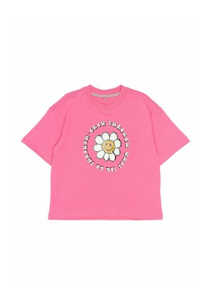 Tricou din bumbac roz cu mâneci scurte, având un grafic cu o floare albă și textul "Creează-te prin ceea ce treci."