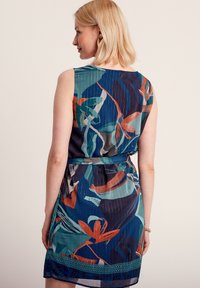 Ärmelloses, tealfarbiges Blumenkleid mit mehrfarbigen Mustern. Verfügt über eine taillierte Taille, glattes Material und einen dekorativen Saum.