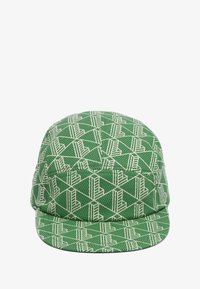 Cappello verde realizzato in tessuto testurizzato, caratterizzato da un motivo geometrico bianco di linee e forme, design strutturato con visiera curva.