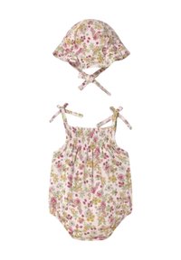 Monos de bebé con estampado floral y gorro a juego. El mono tiene un fondo rosa, un cuerpo fruncido y tirantes atados. El gorro está decorado con el mismo patrón floral.