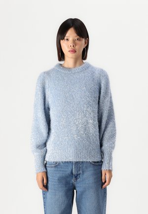 Lyseblå, fluffy genser med rund hals og lange ermer. Har en teksturert overflate med lett glans og ribbestrikket kant.