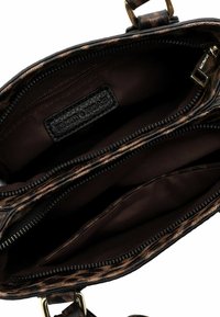Schultertasche in Schwarz und Braun mit Muster und Reißverschluss, die zwei Innenfächer und ein Lederschild mit der Aufschrift "EMILY & NOAH" aufweist.