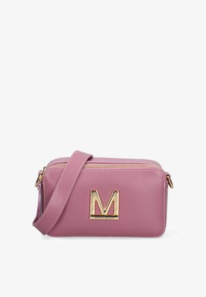 Kleine rechthoekige roze leren crossbodytas met gouden rits, brede band en groot gouden "M" logo aan de voorkant.