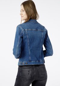 Jasnogranatowa kurtka dżinsowa z klasycznym kołnierzykiem i tylnymi kieszeniami. Detale obejmują kontrastowe białe przeszycia i metalowe guziki.