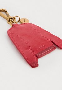 Portachiavi in pelle rossa a forma di mano, con una texture liscia, hardware dorato e un'etichetta rotonda con la scritta "PINKO" in rilievo.