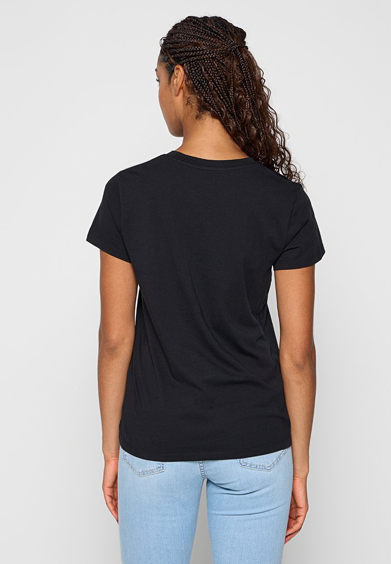 Zwarte katoenen t-shirt met korte mouwen, klassieke ronde hals en een losse pasvorm, weergegeven van de achterkant tegen een neutrale achtergrond.