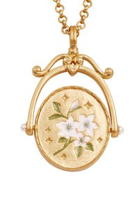 Goldene Blütenanhänger-Halskette mit weißen Blumen und grünen Blättern auf einer ovalen Basis, mit strukturierter Oberfläche und kleinen Perlakzenten.