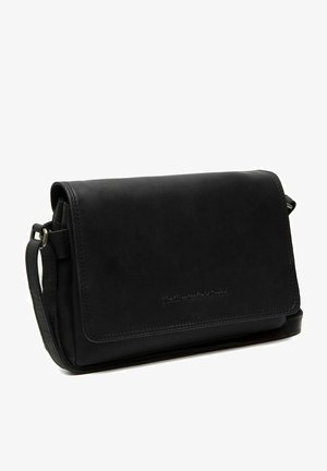 Sac bandoulière en cuir noir avec un rabat, de forme plate, texture lisse et logo de la marque embossé à l'avant. Sangle réglable incluse.