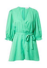 Robe verte en tissu léger, avec des manches courtes bouffantes, une taille cintrée avec un lien, et un décolleté en V.