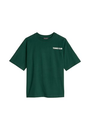 T-shirt à manches courtes vert foncé avec l'inscription « TENIS CLUB » en blanc sur la partie supérieure gauche de la poitrine.