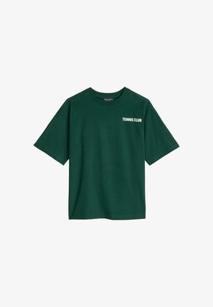 T-shirt à manches courtes vert foncé avec l'inscription « TENIS CLUB » en blanc sur la partie supérieure gauche de la poitrine.