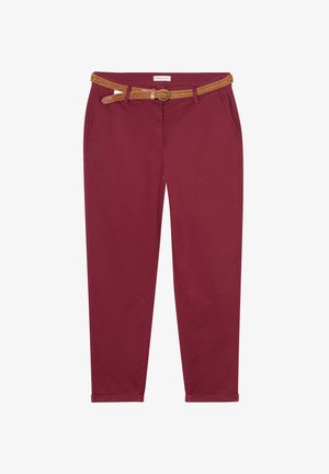 Burgunderfarbene Baumwollhosen mit einem geflochtenen, sandfarbenen Ledergürtel, seitlichen Taschen und einem geraden Bein-Design.