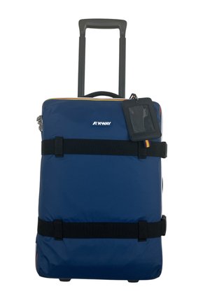 Valigia morbida blu con cinghie nere orizzontali, manico estensibile e targhetta per bagagli nera attaccata.