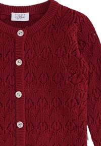 Cardigan rosso lavorato a maglia con un motivo testurizzato, colletto rotondo, chiusura con bottoni e maniche lunghe. Bottoni in plastica dello stesso colore.