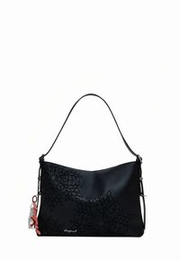 Borsa a tracolla in pelle nera con motivi floreali in rilievo, tracolla regolabile e un ciondolo decorativo con accento rosso.