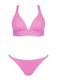 Różowy zestaw bikini z trójkątnym stanikiem o szerokich ramiączkach i dolnym elemencie o niskim stanie. Szczegóły obejmują plecione akcenty w odcieniach niebieskiego i zielonego.