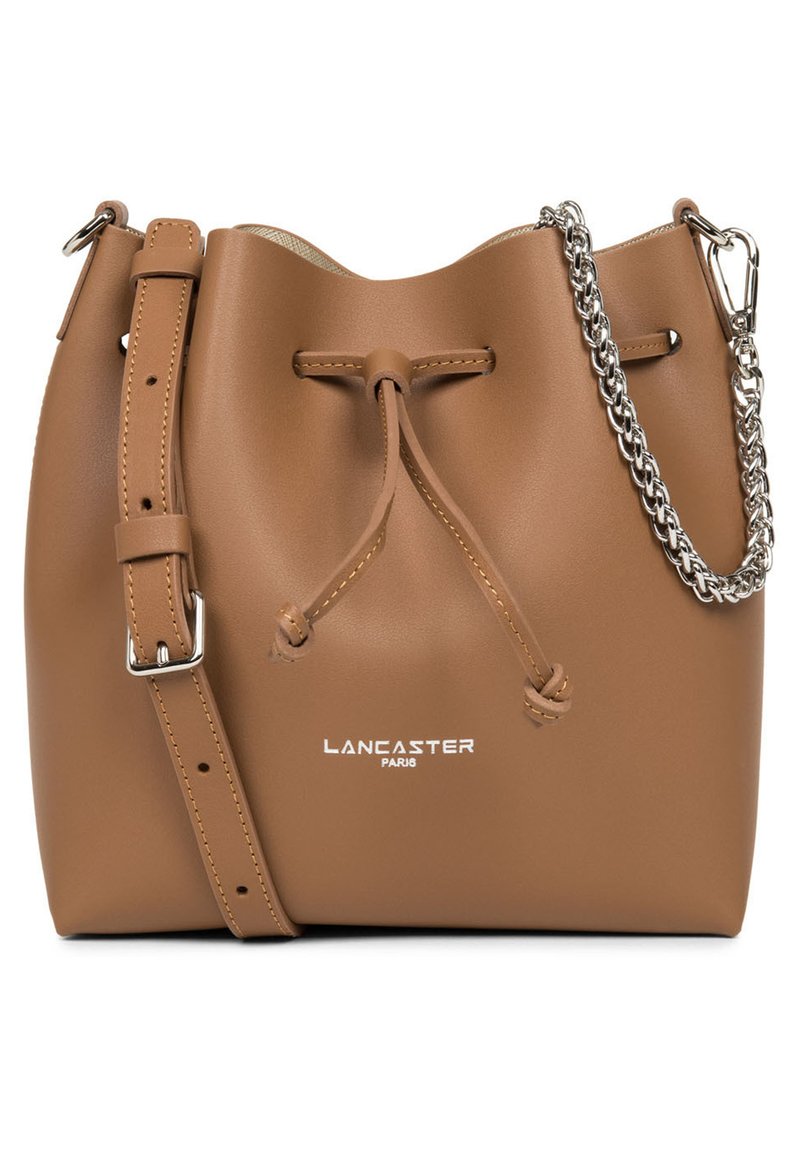 Sac seau en cuir marron avec un cordon de serrage, accent en chaîne argentée, sangle ajustable et logo embossé sur le devant.