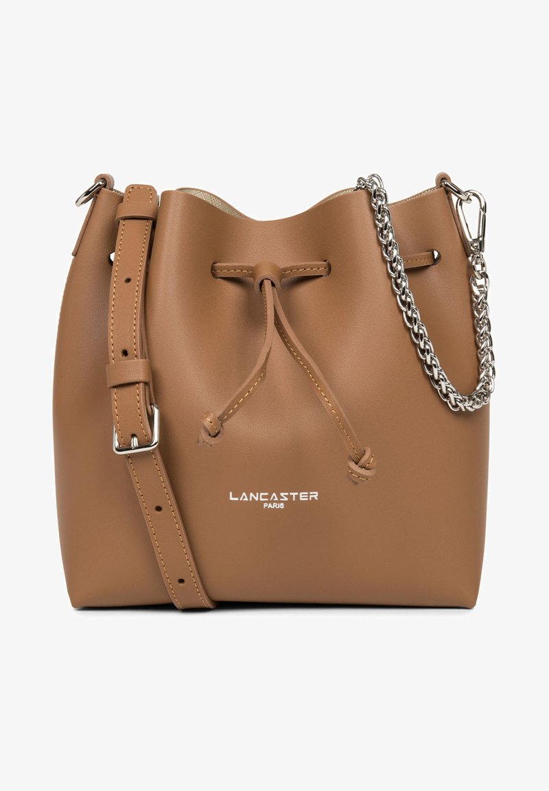 Borsa a secchiello in pelle marrone con chiusura a parete, dettaglio in catena argentata, tracolla regolabile e logo impresso sul fronte.