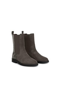 Stivaletti a caviglia in suede marrone con pannelli laterali elastici e decorazioni metalliche testurizzate sul retro, dotati di suola nera piatta.