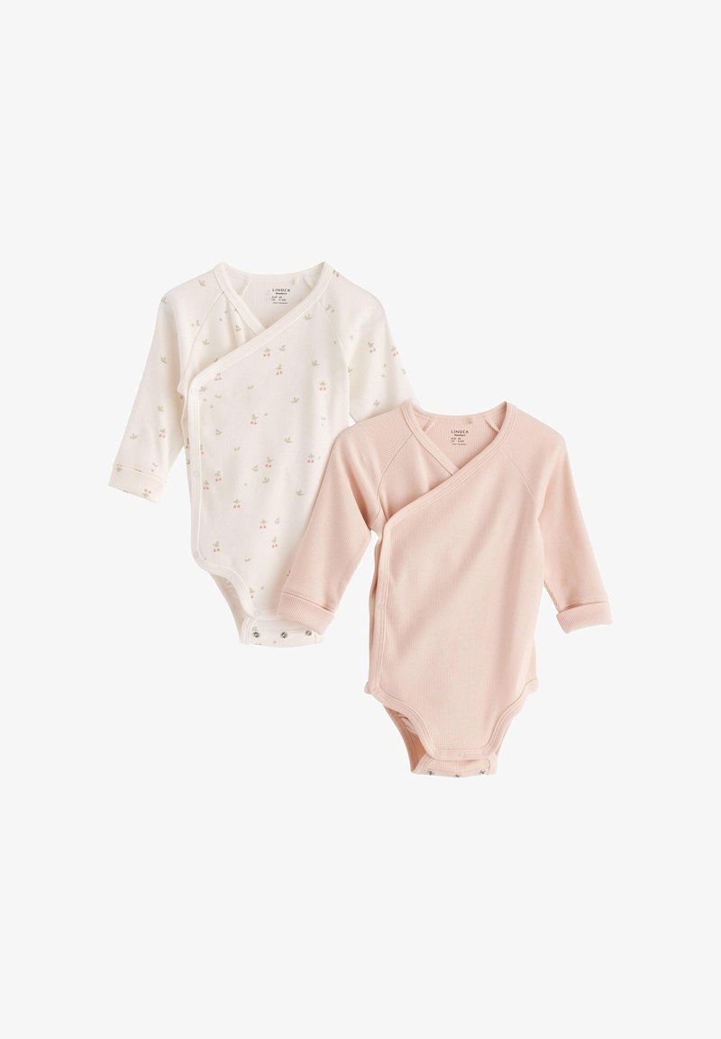 Zwei Langarm-Babybodysuits: einer weiß mit floralem Muster und einer weich in pink gerippter Baumwolle. Beide haben ein Wickeldesign und Druckknopfverschlüsse.