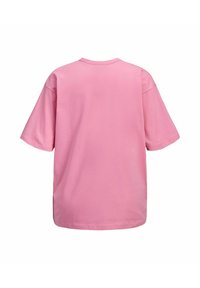 T-shirt de algodão rosa com mangas curtas, decote redondo e ajuste descontraído. Textura suave, sem padrões ou destaques visíveis nas costas.