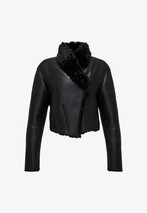Schwarze kurz geschnittene Lederjacke mit einem Kragen aus Kunstfell, im Wickeldesign, mit glatter Textur und sichtbaren Stichdetails.