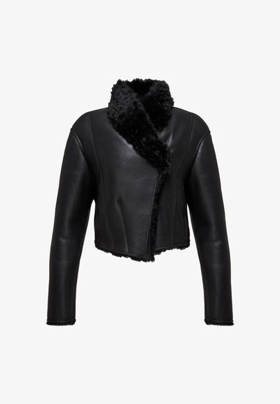 Fekete, rövidített bőrdzseki műszőrme gallérral, amely csatos kialakítással, sima felülettel és látható varrás részletekkel rendelkezik.