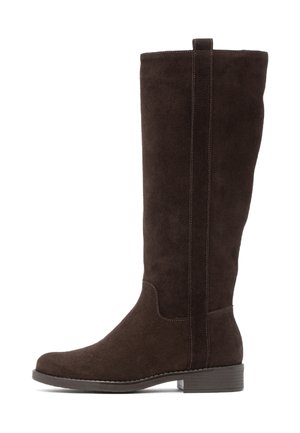 Botte haute en daim marron foncé avec talon bas empilé et détail de couture verticale le long du côté.