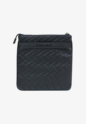 Bolsa negra con cierre, presenta un patrón texturizado en relieve con el logo de "Armani Exchange" sobre una superficie elegante y lisa. Material duradero, diseño minimalista.