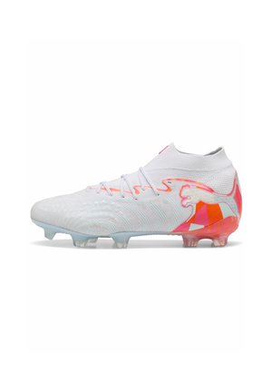 Crampons de football montants blancs avec des pointes translucides sous la semelle et un logo Puma rose et orange au talon et sur le côté.
