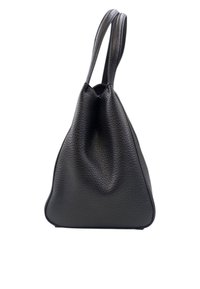 Borsa a tracolla in pelle nera con texture, mostrata di lato su uno sfondo bianco.