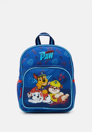 Mochila azul com cães de desenho animado, fecho de zíper, bolso lateral em malha e detalhes gráficos incluindo impressões de patas e ossos de cachorro.