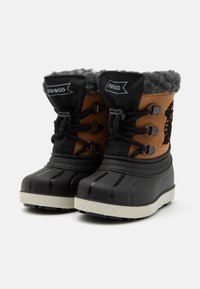 Schwarze und braune wasserdichte Stiefel mit einer strukturierten Gummisohle, grauem Kunstfellbund, Schnürsenkeln und einem gestickten Bärendesign an der Seite.