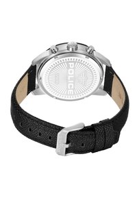 Melna ādas siksna pulkstenis ar nerūsējošā tērauda korpusu, apaļš sudraba ciparnīca, iegravēts "POLICE" logo un teksturēta siksnas apdare.