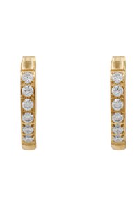 Boucles d'oreilles en or en forme de créole, ornées d'une rangée de pierres précieuses transparentes d'un côté. Texture lisse avec une finition polie, mettant en valeur des accents scintillants.