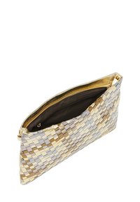 Woven metallic clutch w kolorze złotym, srebrnym i beżowym, z zamkiem błyskawicznym i gładką podszewką, o prostokątnym kształcie.