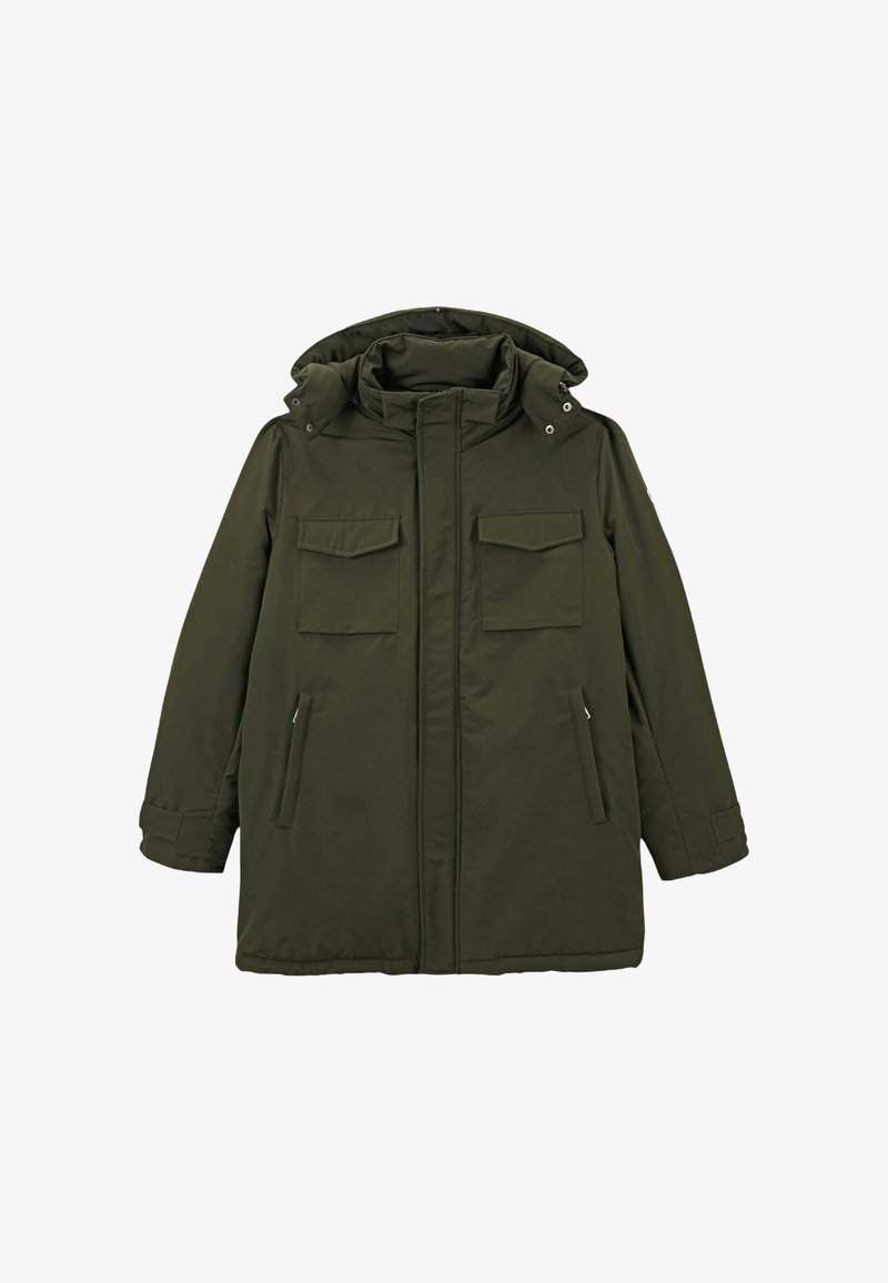 Parka vert olive avec capuche, deux poches poitrine et deux poches latérales ; présente une fermeture éclair sur le devant et des poignets ajustables.
