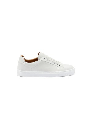 Baskets en cuir blanc avec une finition lisse, bout rond et six œillets à lacets. Présente un intérieur beige et une semelle en caoutchouc blanc.