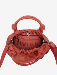 Korálová kožená kabelka so zhromaždeným vrchom a dvoma rúčkami. Vo vnútri sa nachádza vrecko na zips a značka „HVISK“ vyrazená na podšívke.