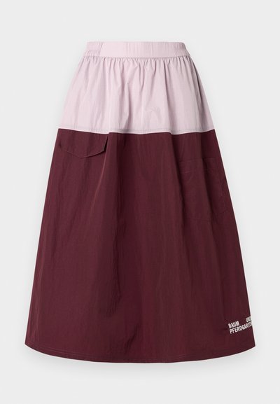 Φούστα με χρωματικό μπλοκ που διαθέτει ανοιχτό ροζ επάνω τμήμα και σκούρο βουργουνδί κάτω. Κατασκευασμένη από λείο, ελαφρύ ύφασμα με πλαϊνές τσέπες.